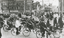 863295 Afbeelding van het drukke verkeer met veel fietsers op de Catharijnesingel ter hoogte van de Catharijnebrug te ...